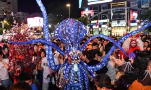 Hàng nghìn người hóa trang xuống phố đi bộ đêm Halloween Hàng nghìn người hóa trang xuống phố đi bộ đêm Halloween