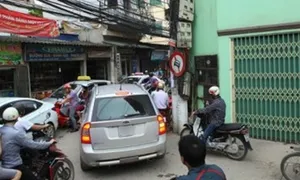 Trái đắng khi luồn lách ôtô vào đường nhỏ để né tắc đường