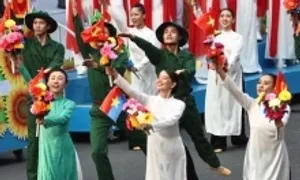 Nghệ sĩ hát đón mừng lễ diễu binh Nghệ sĩ hát đón mừng lễ diễu binh