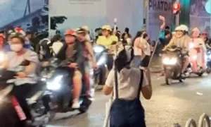 Hai người dựng video 'mất điện thoại khi xem duyệt diễu binh' bị triệu tập Hai người dựng video 'mất điện thoại khi xem duyệt diễu binh' bị triệu tập