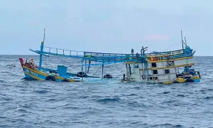 Tàu chở 10 người bị tông chìm trên biển Côn đảo Tàu chở 10 người bị tông chìm trên biển Côn đảo