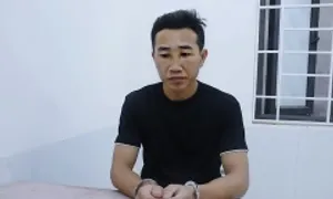 Phụ huynh hối hận vì đánh, túm tóc giáo viên bắt đứng dưới mưa Phụ huynh hối hận vì đánh, túm tóc giáo viên bắt đứng dưới mưa