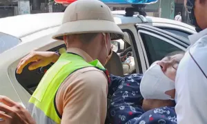 Cảnh sát mở đường đưa người phụ nữ nguy kịch tới bệnh viện Cảnh sát mở đường đưa người phụ nữ nguy kịch tới bệnh viện