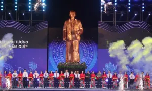 Khánh thành tượng Bác Hồ về thăm quê Khánh thành tượng Bác Hồ về thăm quê
