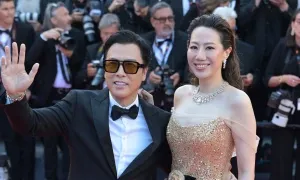 Chân Tử Đan sánh đôi vợ trên thảm đỏ Cannes Chân Tử Đan sánh đôi vợ trên thảm đỏ Cannes