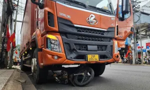 Ôtô tải tự trôi tông người chờ đèn đỏ tử vong Ôtô tải tự trôi tông người chờ đèn đỏ tử vong