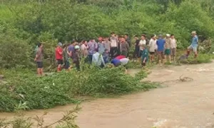 Hai người bị lũ cuốn Hai người bị lũ cuốn