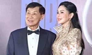Vợ chồng doanh nhân Thủy Tiên, Johnathan Hạnh Nguyễn sánh đôi xem thời trang Vợ chồng doanh nhân Thủy Tiên, Johnathan Hạnh Nguyễn sánh đôi xem thời trang