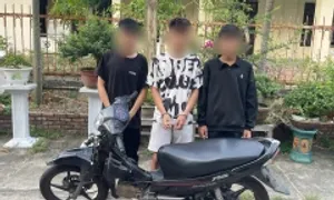 Thiếu niên chém bạn trong quán ăn sáng Thiếu niên chém bạn trong quán ăn sáng