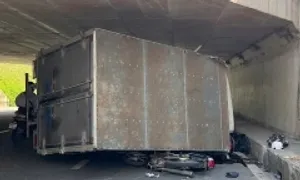 Ôtô tải lật đè hai xe máy