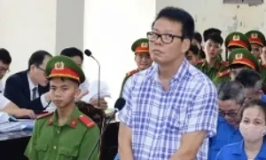 Cựu tổng biên tập Đồng Xuân Thụ bị cáo buộc gỡ 26 bài viết Cựu tổng biên tập Đồng Xuân Thụ bị cáo buộc gỡ 26 bài viết