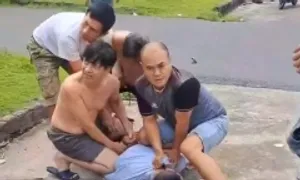 Tên cướp đâm loạn xạ người truy bắt