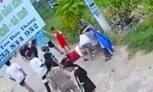 Bé gái 12 tuổi bị đánh hội đồng