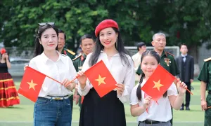 Thầy trò hát 'Viết tiếp câu chuyện hòa bình' bằng 13 thứ tiếng