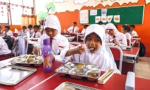 Bữa ăn học đường miễn phí 10 tỷ USD khiến hàng nghìn học sinh ngộ độc
