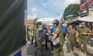 Giải cứu hai công nhân bị kính cường lực đè bất tỉnh