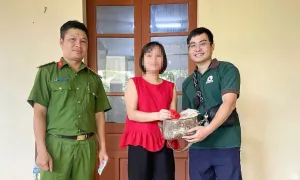 Trả lại túi xách tiền, vàng nhặt được trong lũ Trả lại túi xách tiền, vàng nhặt được trong lũ