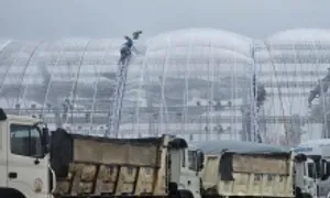 Hàng chục xe tải chắn gió bão cho rạp cưới của Đỗ Thị Hà