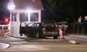 Lao xe vào cổng an ninh của Nhà Trắng