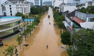 Lũ ở Huế và Đà Nẵng xuống chậm