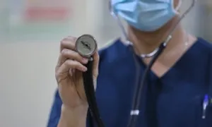 Thanh niên văng hơn chục mét sau tông xe tải, 'tiên lượng tử vong'